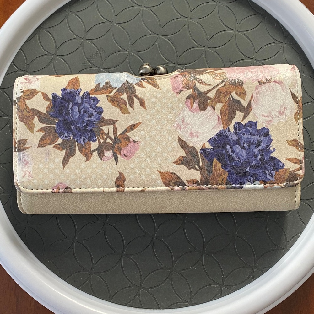 Vintage Fiorelli Wallet Flower Pattern Rhinestone Closure